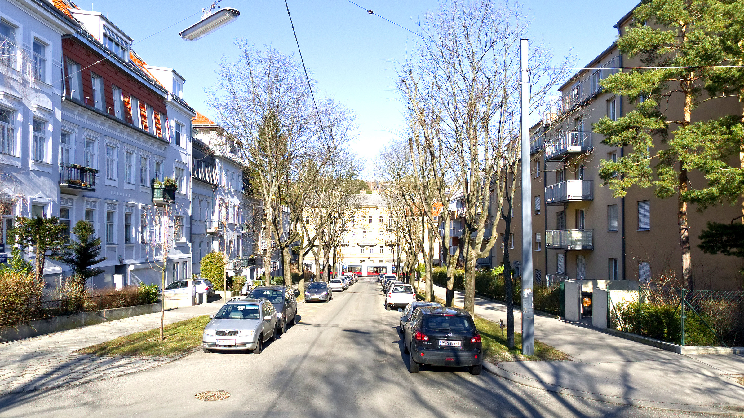 Typische Währinger Wohnstraße mit Altbauten und begrüntem Straßenraum