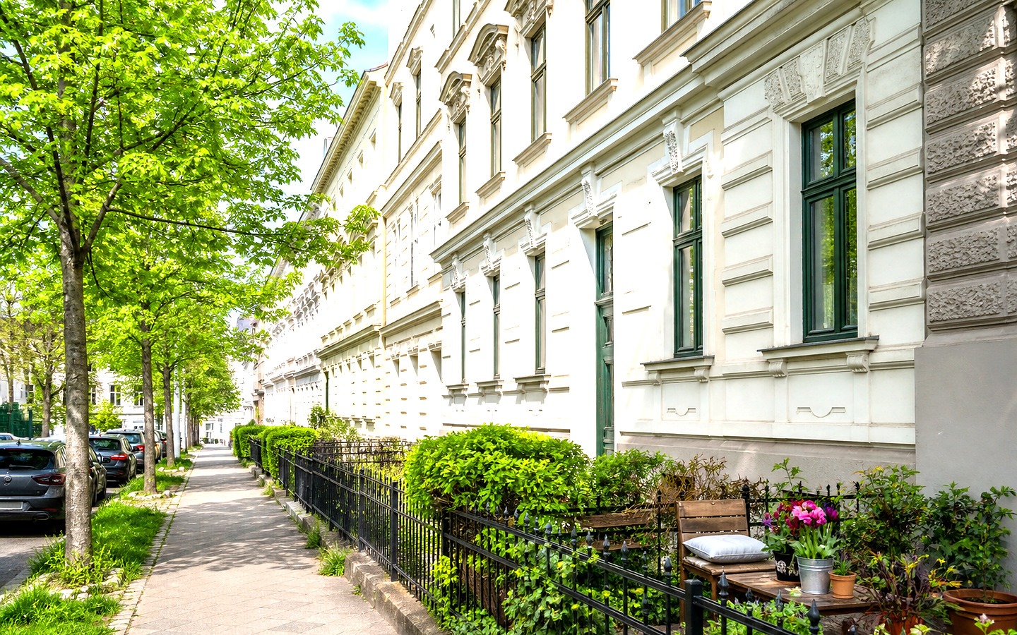 Altbau und Geschäftsstraßen als helles Symbolbild für währing.com