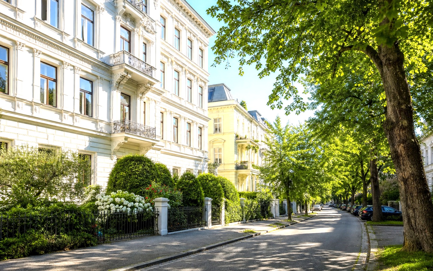 Cottage und Grünraum als helles Symbolbild für währing.com